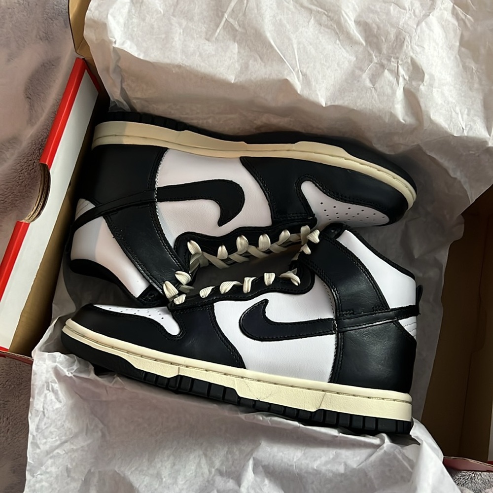 Nike Wmns Dunk High “Vintage Black”
Size 5.5